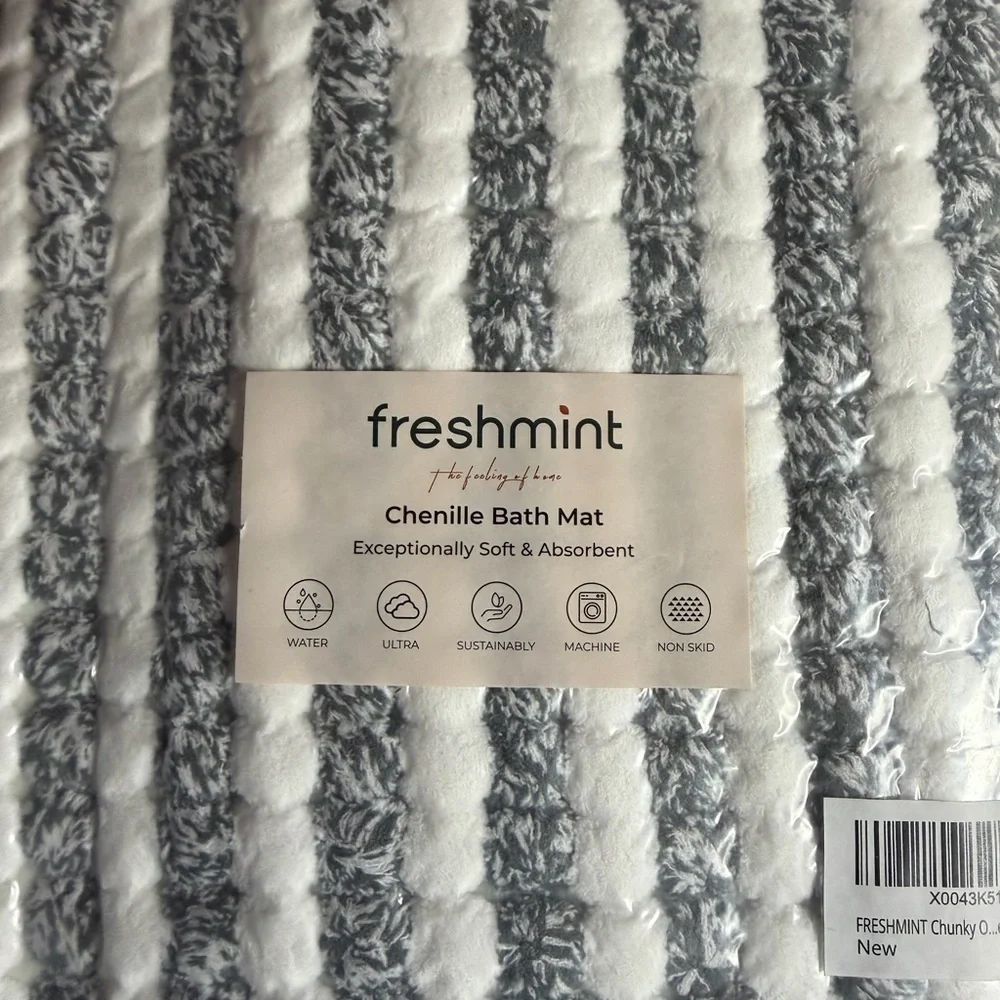 Freshmint Chenille Bath Mat in Gray and White